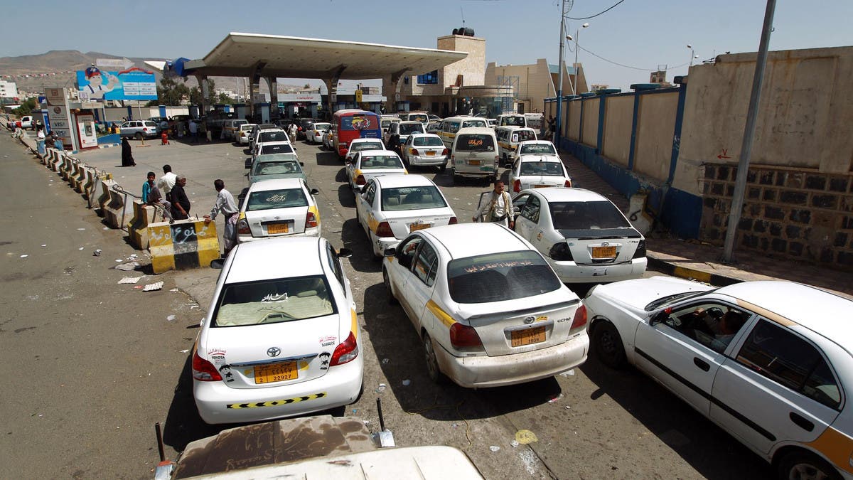 صنعاء.. أزمة وقود جديدة يختلقها الحوثيون والحكومة تعلق 
