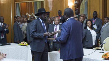 Salva Kiir (L), President of South Sudan, and Riek Machar (R), SPLM Opposition leader, hand over the Cessation of Hostilities treaty over the war in South Sudan on May 9, 2014 in Addis Ababa. (AFP) 