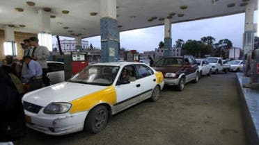 طابور على الوقود في اليمن