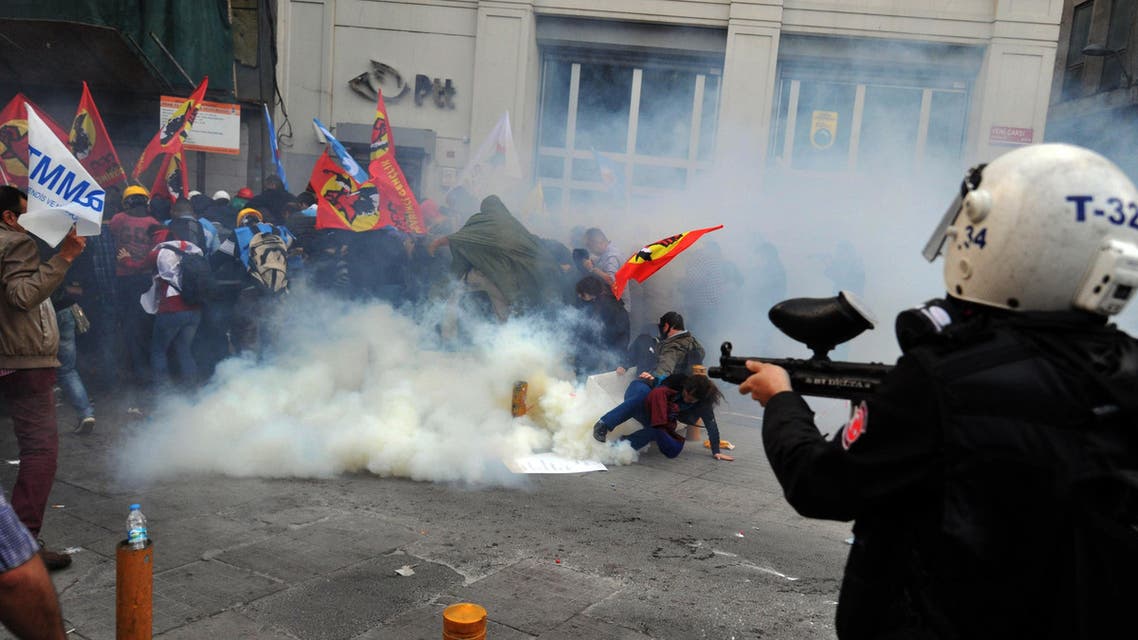 Riot police disperse protestors with tear gas and rubber bullets during a protest at Istiklal avenue in Istanbul on May 14, 2014. (AFP)