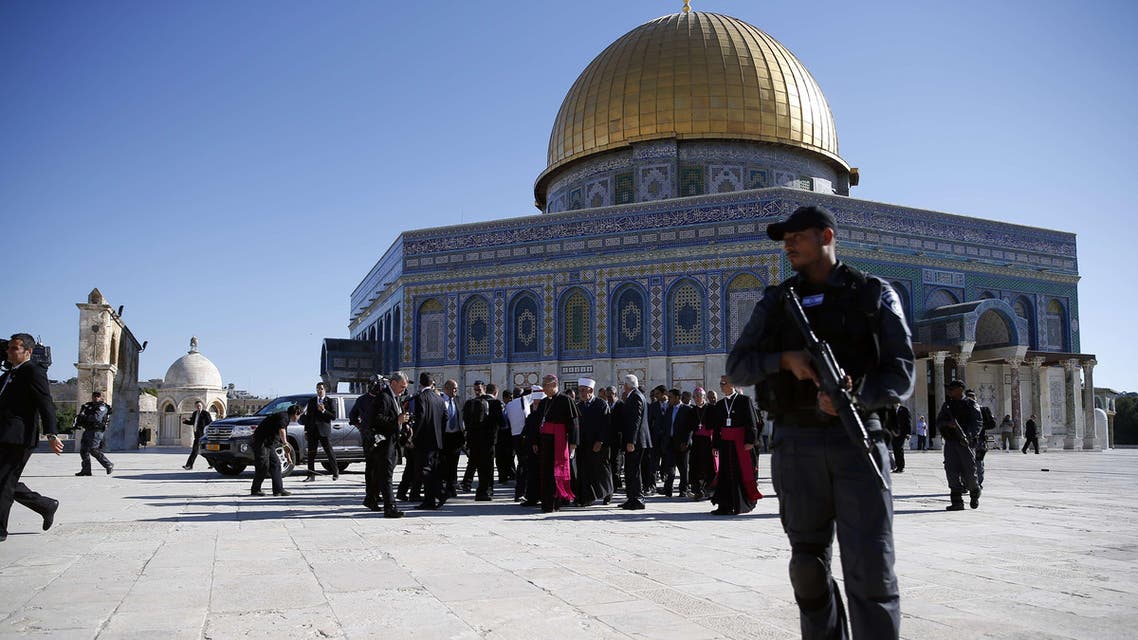  Israeli security forces keep watch as Pope Francis arrives at the Dome of the Rock in the al-Aqsa mosque compound, in Israeli annexed East Jerusalem on May 26, 2014.