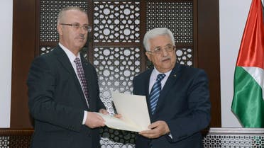 الرئيس الفلسطيني محمود عباس يسلم تكليف تشكيل الحكومة ل رامي الحمدالله
