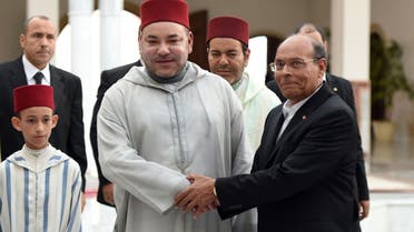 Moroccan king Mohamed VI (L) is greeted by Tunisian President Moncef Marzouki upon his arrival on May 30, 2014 in Tunis. (AFP)