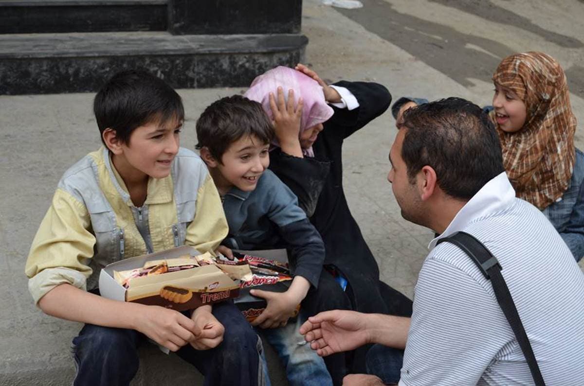 طفل اليسكويت في بستان القصر حلب
