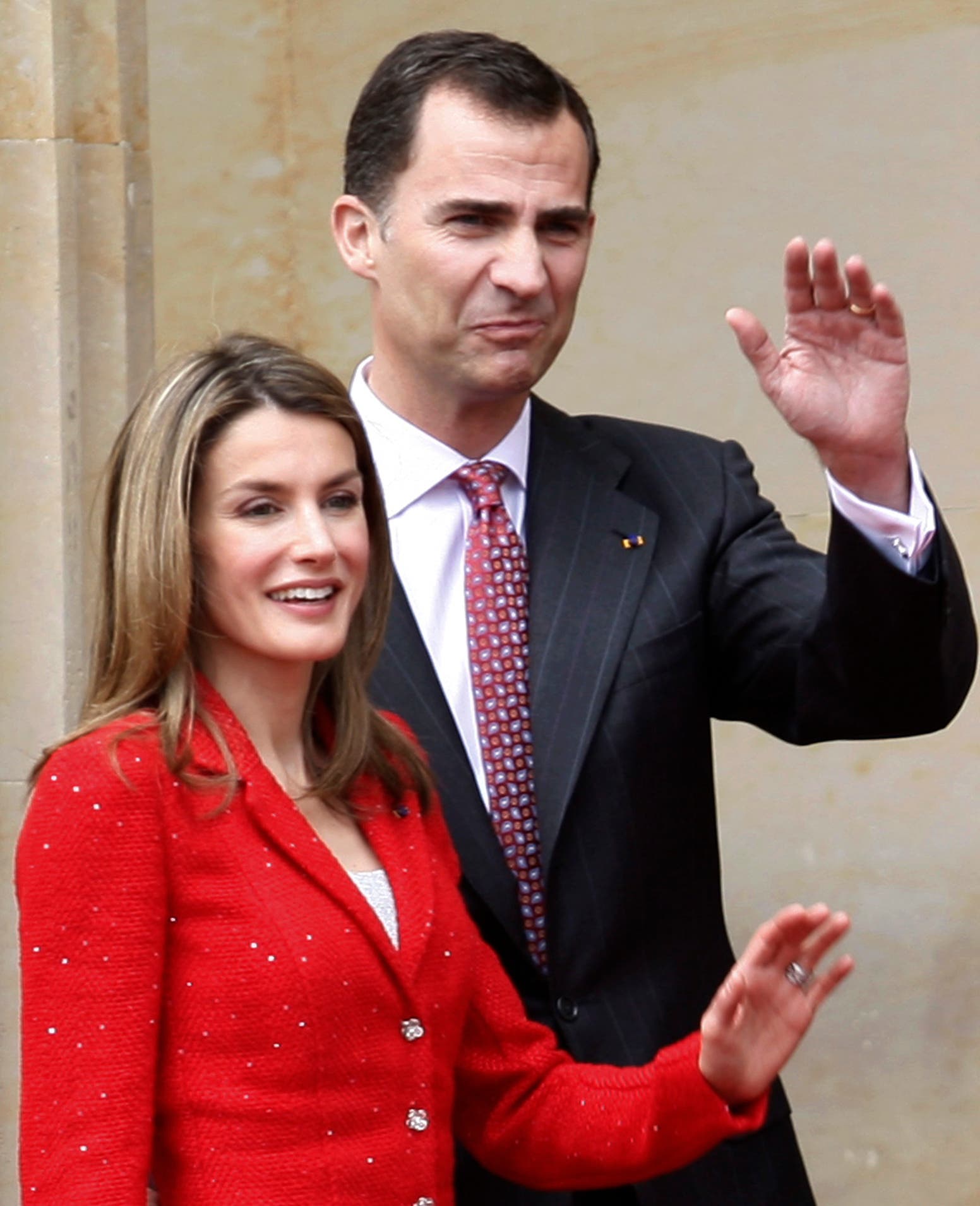 Spain crown prince Felipe de Borbon and his wife princess Letizia Ortiz wave during a ceremony at Narino Palace in Bogota May 27, 2009. (Reuters)