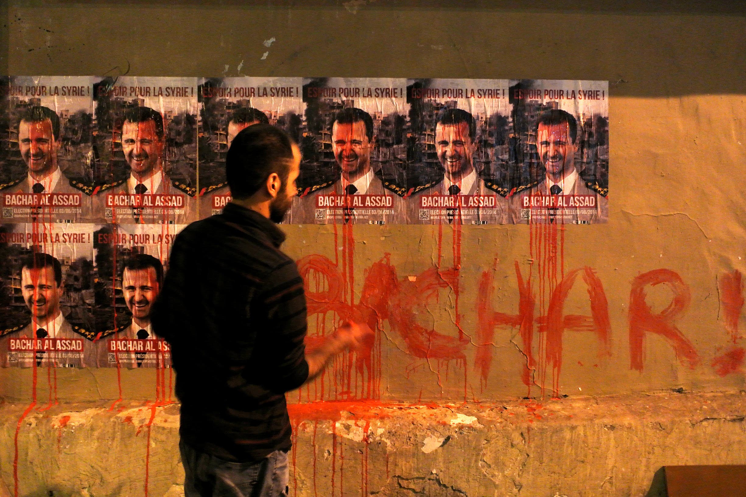 ملصقات على جدران باريس تسخر من بشار الأسد