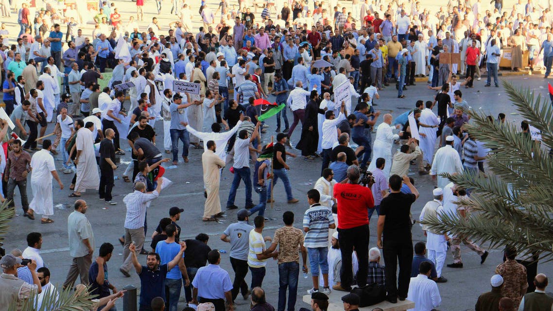 ليبيا.. مقتل شخصين في اشتباك بين مؤيدي ومعارضي حفتر