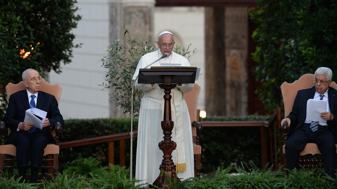 Pope Francis (C) delivers a speech next to Palestinian leader Mahmud Abbas (R) and Israeli President Shimon Peres (L) after a joint peace prayer on June 8, 2014 in the gardens of the Vatican. (AFP)