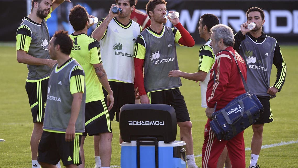 Spain's national football team players drink water during a training session on June 9, 2014, at CT do Caju in Curitiba prior to the start of the 2014 FIFA World Cup tournament in Brazil. AFP