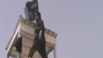 Video:  ISIS militants raise own flag in Syria oil field