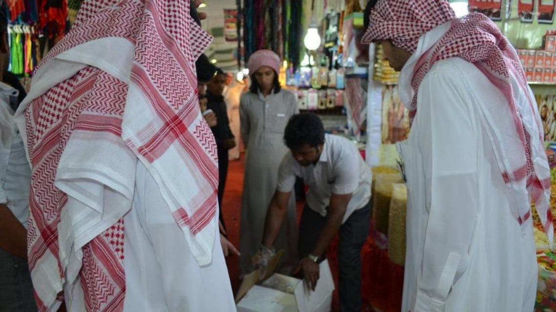 فرق وزارة التجارة اثناء الجولة التفتيشية في تبوك