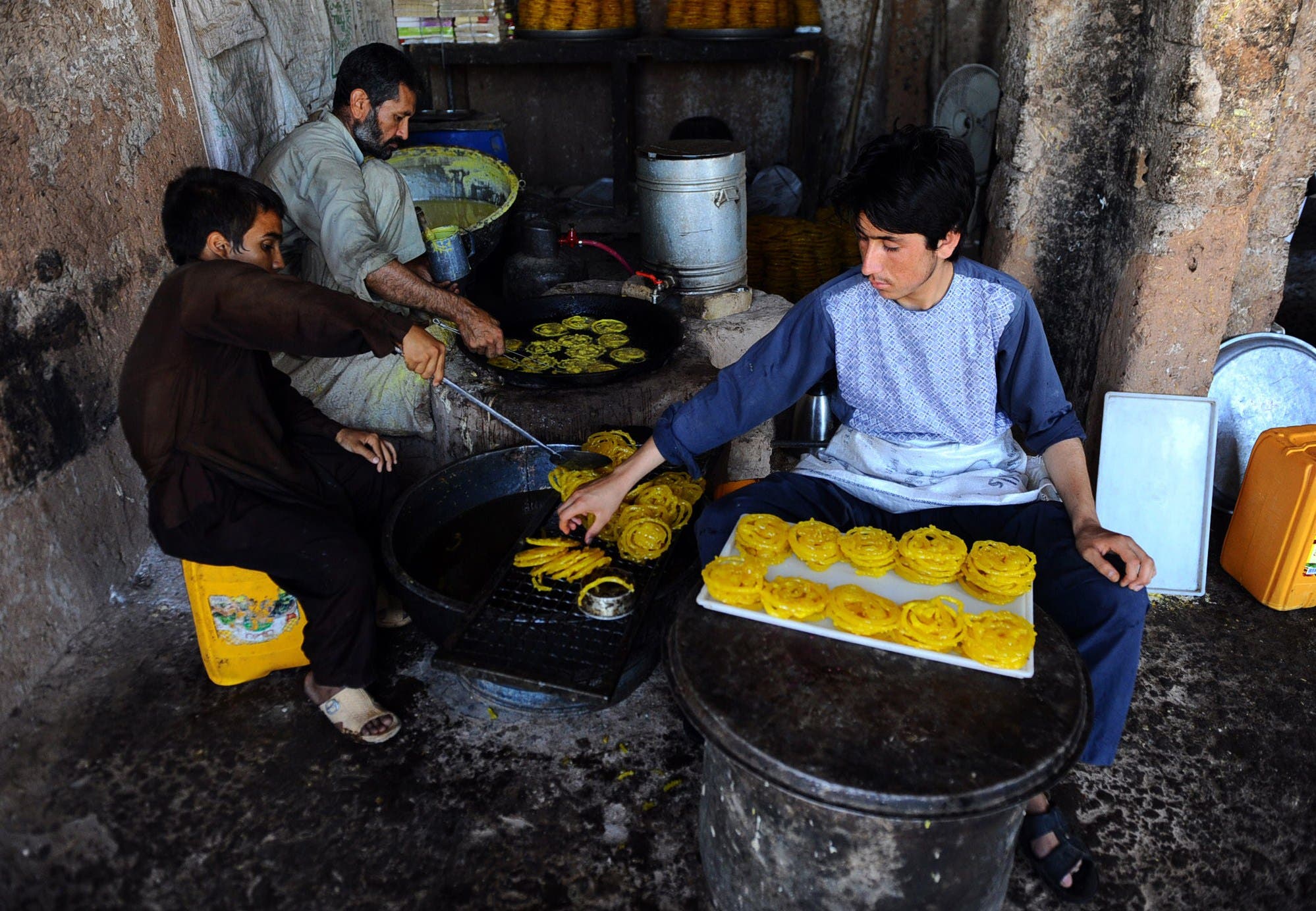 Afghanis cook up Ramadan treats