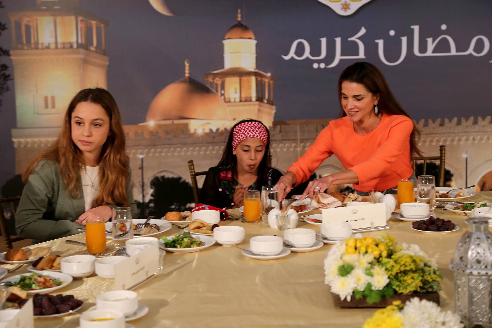 الملكة رانيا تقيم مأدبة إفطار للأيتام في الأردن