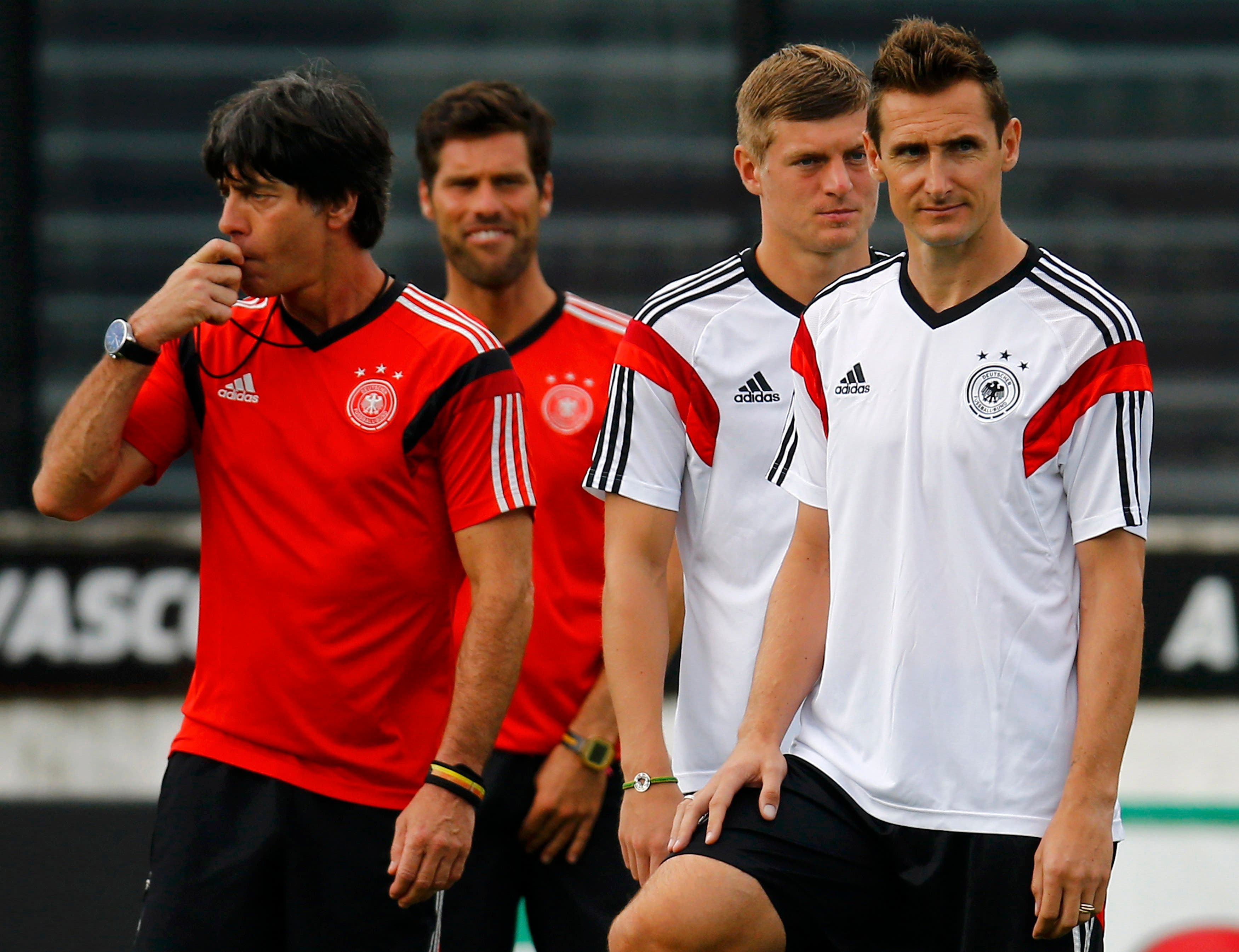 Germany's coach Joachim Loew (L) conducts a training session with players Miroslav Klose (R) and Toni Kroos (2nd R) in Rio de Janeiro July 12, 2014. (Reuters)