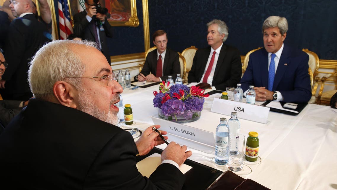  Iran's Foreign Minister Javad Zarif (L) holds a bilateral meeting with US Secretary of State John Kerry (R) on the second straight day of talks over Tehran's nuclear program in Vienna, on July 14, 2014.