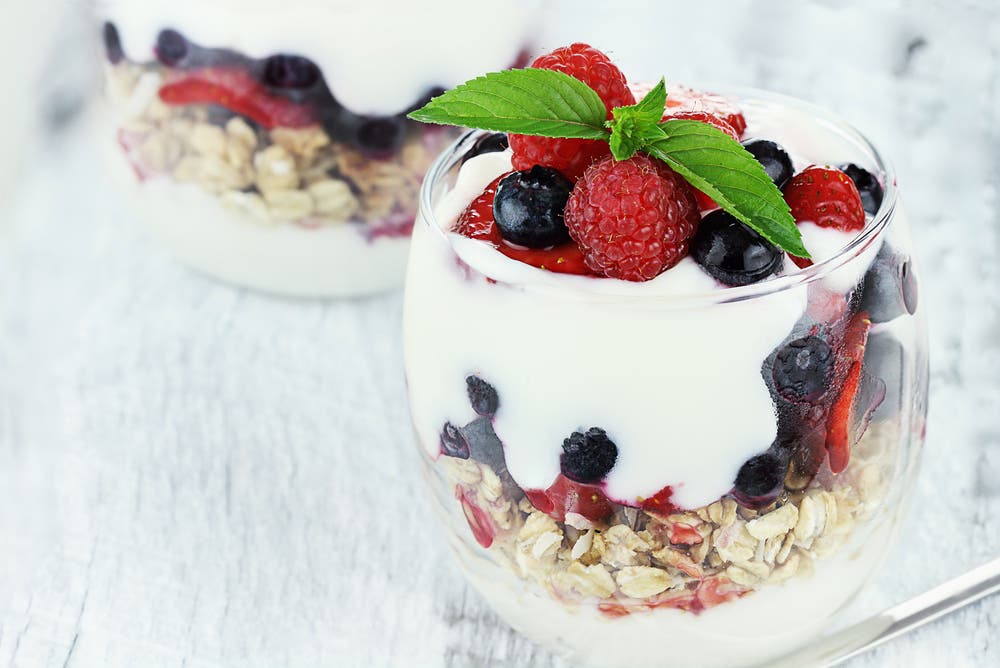 Frozen yoghurt parfait with granola and berries