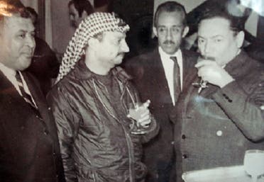 الوزير الليبي صالح بويصير (من اليمين) قتل بعمر 48 سنة، وهو هنا مع الرئيس الفلسطيني الراحل ياسر عرفات