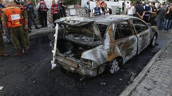 سيارة اسرائيلية محترقة في موقع سقوط صاروخ اطلق من غزة