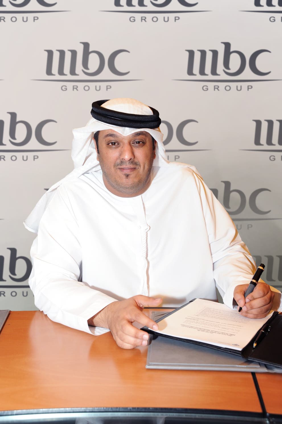 لحظة توقيع عامر عبد الله مع الـ mbc