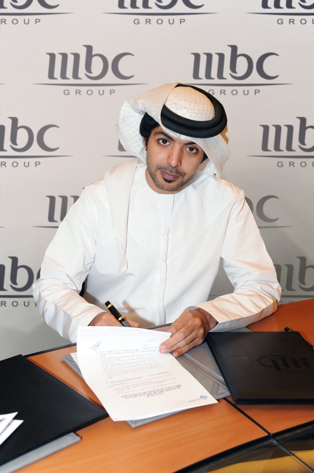 لحظة توقيع فارس عوض مع الـ mbc