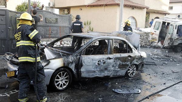 سيارة اسرائيلية محترقة في موقع سقوط صاروخ اطلق من غزة