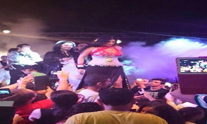 الراقصة صافيناز ترتدي بدلة الرقص المثيرة للجدل