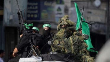 مقاتلون من كتائب القسام يحملون اسلحة في غزة