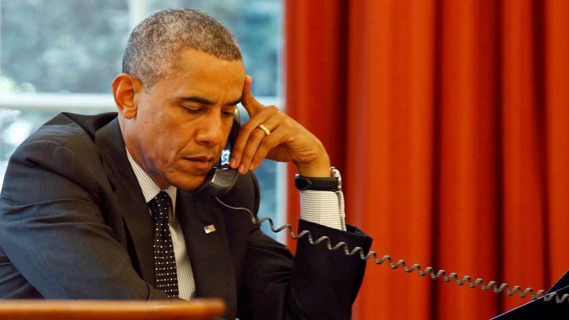 U.S. President Barack Obama speaks on the phone with Jordan's King Abdullah at the Oval Office of the White House in Washington, August 8, 2014. (Reuters) 