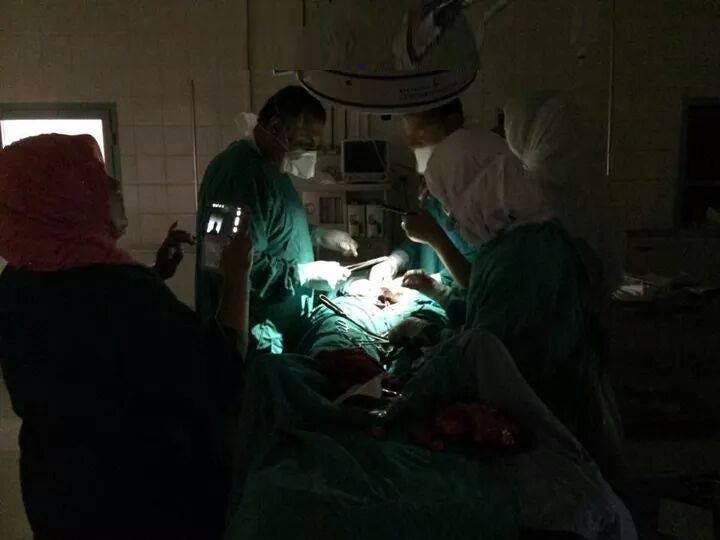 عملية جراحية في مصر على ضوء الجوال بعد انقطاع الكهرباء