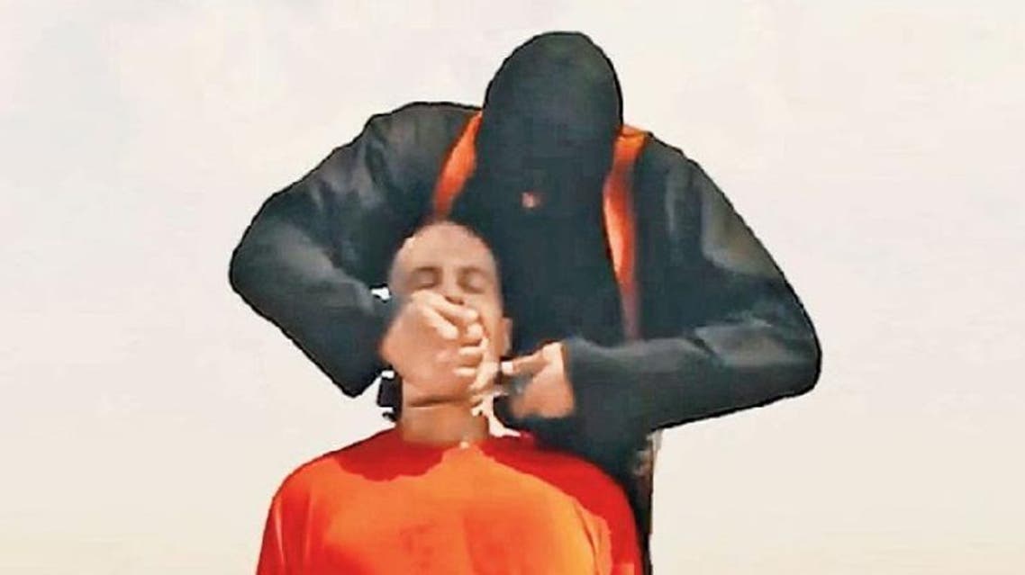طويل القامة وأشمل كما ظهر وهو يذبح المصور الصحافي