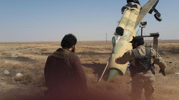 عناصر من داعش حين سيطروا على مطار الطبقة العسكري