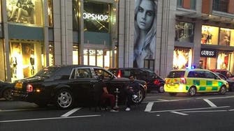 Men stop traffic to smoke shisha in London