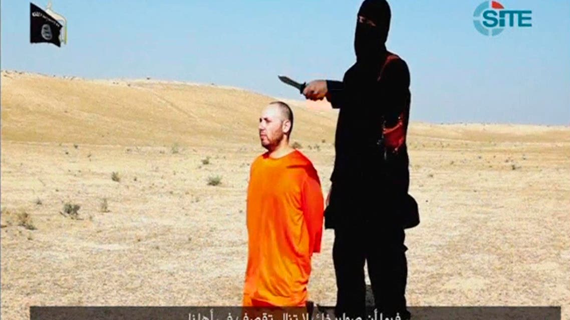  A video purportedly showing U.S. journalist Steven Sotloff kneeling next to a masked Islamic State fighter holding a knife in an unknown location in this still image from video released by Islamic State September 2, 2014.