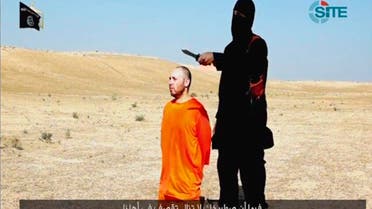  A video purportedly showing U.S. journalist Steven Sotloff kneeling next to a masked Islamic State fighter holding a knife in an unknown location in this still image from video released by Islamic State September 2, 2014.