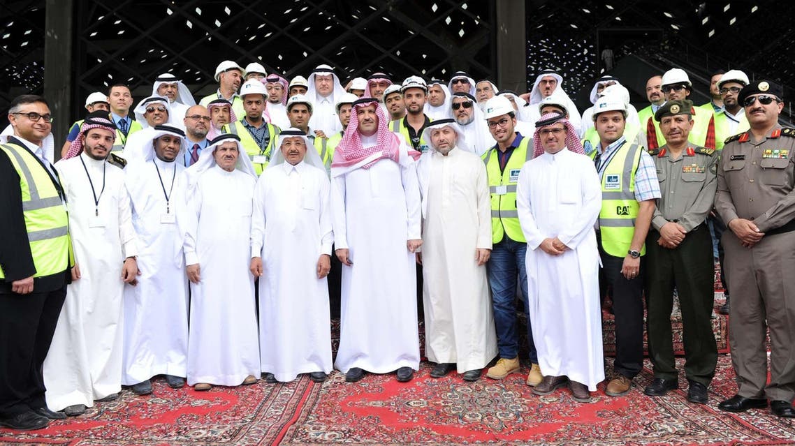 أمير المدينة المنورة مع عدد من المسئولين على قطار المنطقة