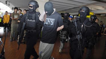  Elite Indonesian anti-terror police from Densus 88 escort four Turks arrested on arrival at Jakarta airport on September 14, 2014. (AFP)
