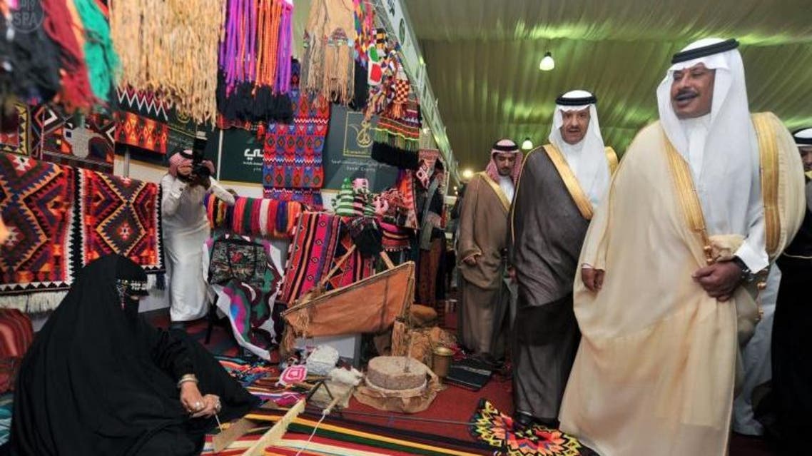 أمير الباحة خلال أفتتاح معرض الاسر المنتجة