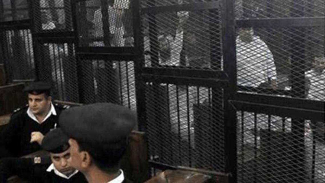 اخوان المسلمون کے کارکنان قاہرہ کی عدالت میں پیشی کے موقع پر۔