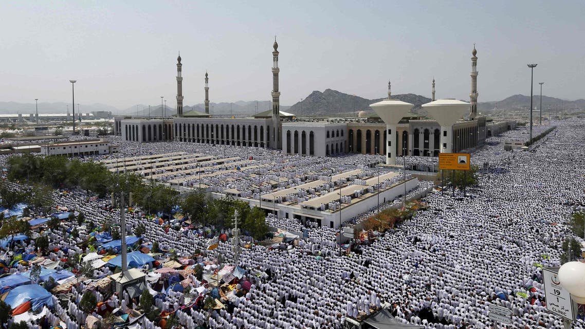 Muslim pilgrims perform Friday prayers around Namirah mosque on the plains of Arafat during the annual haj pilgrimage, outside the holy city of Mecca October 3, 2014. (Reuters)