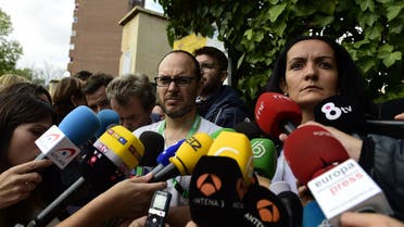 Sub director of Carlos III hospital Yolanda Fuentes (R) and specialist in tropical diseases German Ramirez (L) speak to the press outside the Carlos III hospital in Madrid on October 8, 2014. (AFP)