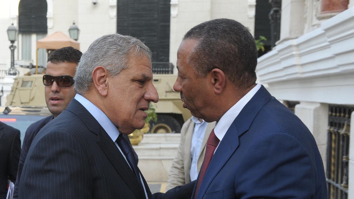 Egypt PM Ibrahim Mahlab (L) greets his Libyan counterpart Abdullah al-Thani in Cairo on October 8, 2014. (AFP)