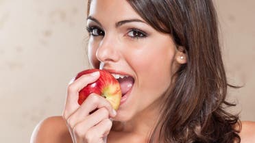 eating apple تفاح