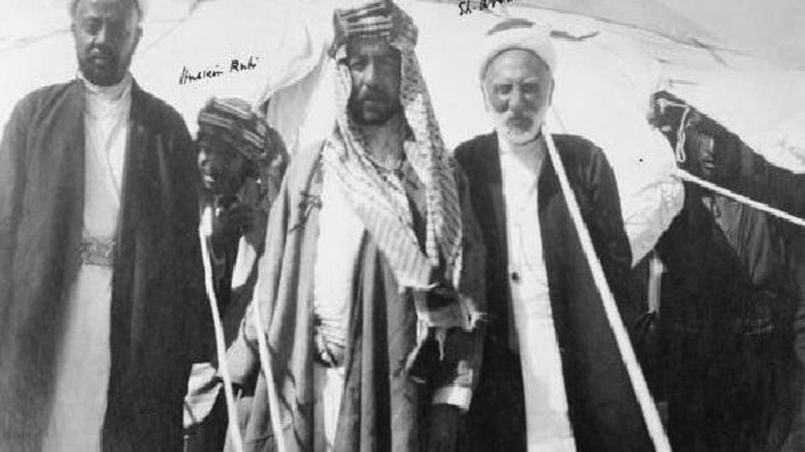 صورة قديمة لعدد من تجار جدة ويظهر الراحل سليمان قابل على يسار الصورة