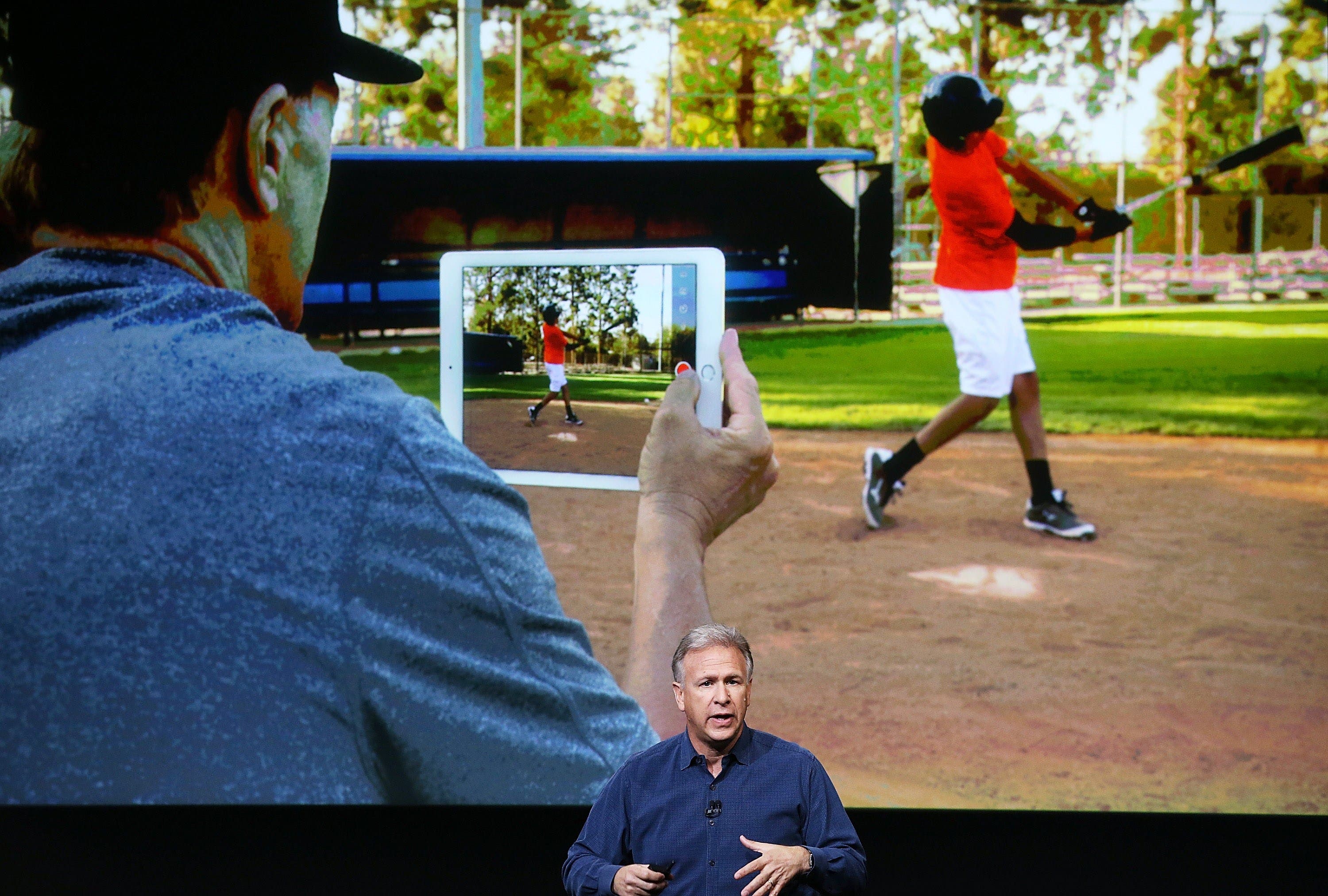 Apple's Senior Vice President of Software Engineering Craig Federighi speaks during an event introducing new iPads at Apple's headquarters October 16, 2014 in Cupertino, California. (AFP)