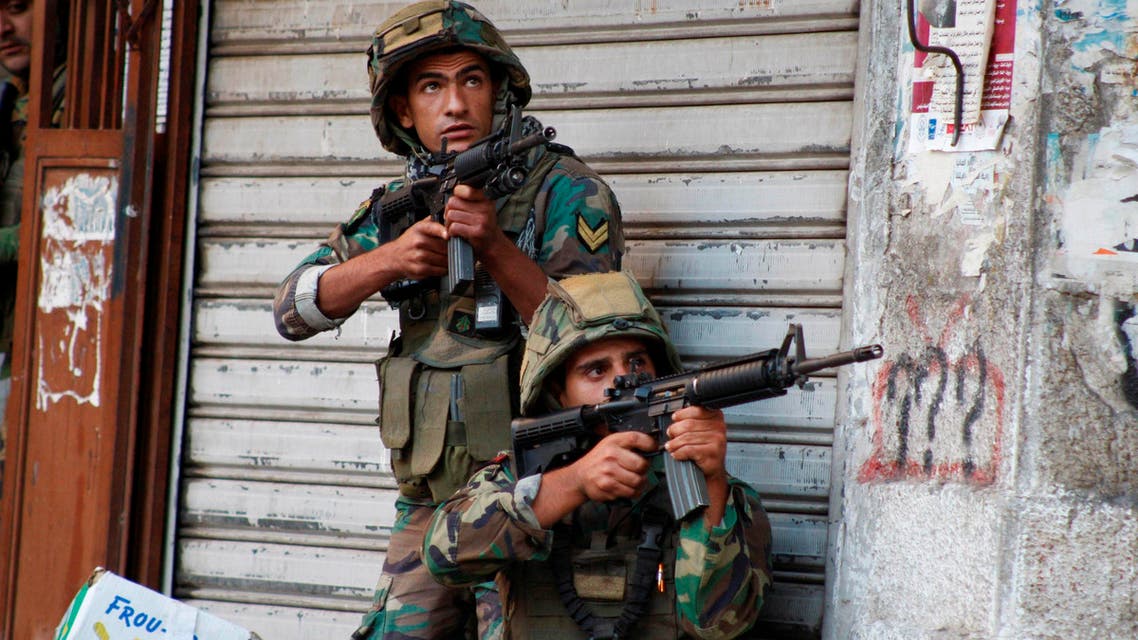 Lebanese army soldiers carry their weapons during clashes with Islamist militants in Tripoli October 25, 2014. reuters