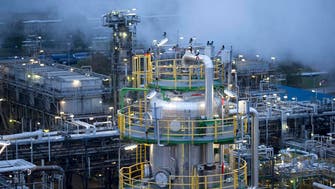 Oil prices drop on strong dollar