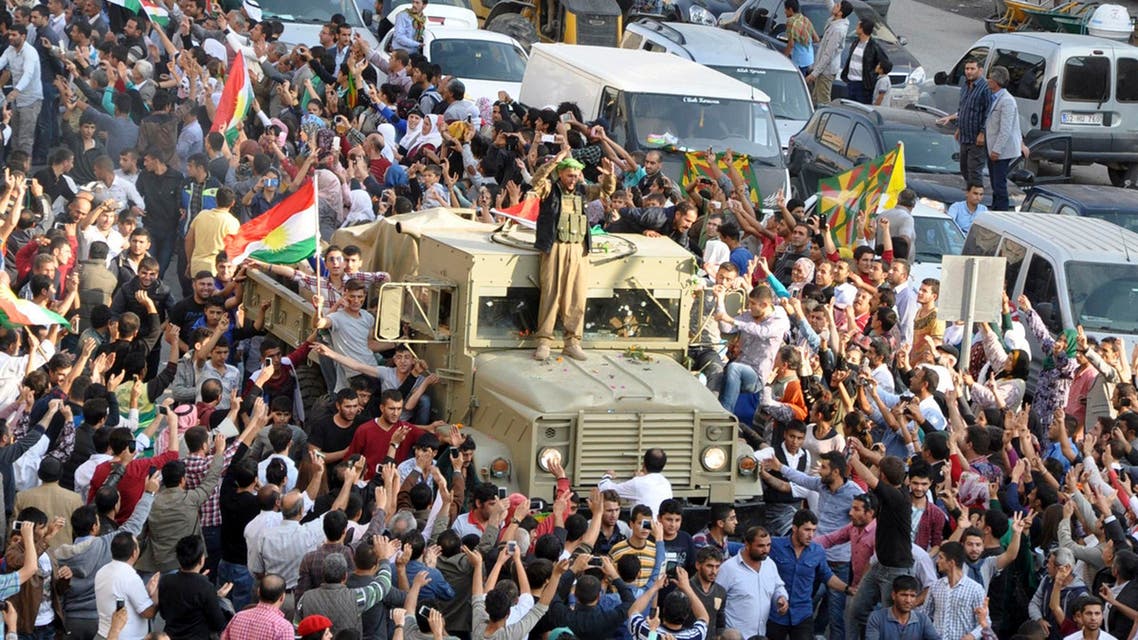 A convoy of peshmerga vehicles is escorted by Turkish Kurds on their way to the Turkish-Syrian border, in Kiziltepe near the southeastern city of Mardin Oct. 29, 2014. (AFP)