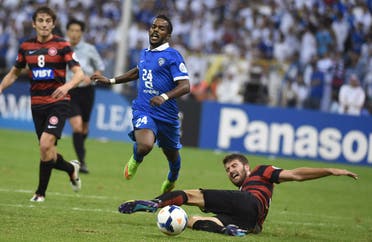 Saudi Arabia's Al Hilal player Nawaf Al Abed (C) is tackled by Western Sydney Wanderers defender Antony Golec (R) in the AFC Champions League football final at King Fahad stadium in Riyadh, on November 1, 2014. (AFP)