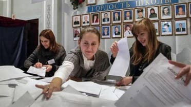فرز الاصوات في انتخابات إقليمي دونيتسك ولوغانسك في اوكرانيا