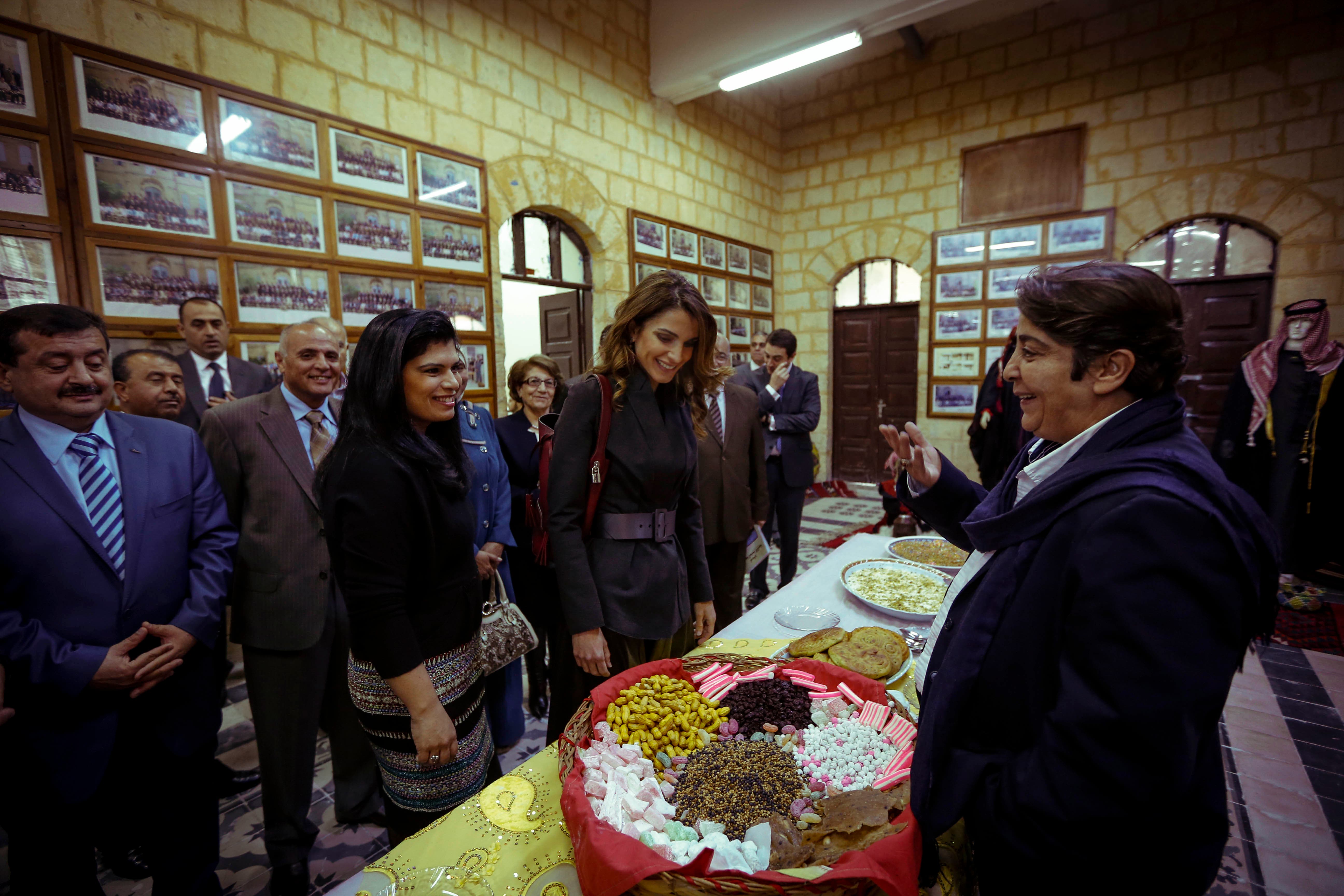 الملكة رانيا العبدالله تزور مدرسة السلط الثانوية
